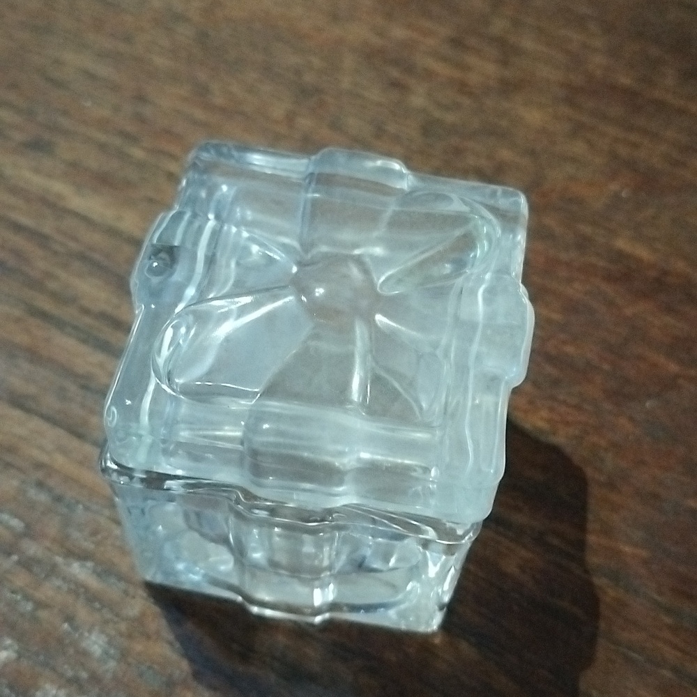 Vintage crystal trinket bowl with lid.